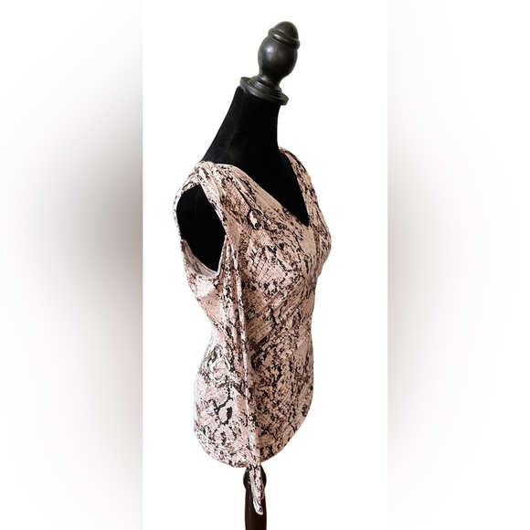 Jennifer Lopez: Brown and White Animal Print Cold Shoulder Blouse - Picture 4 of 17